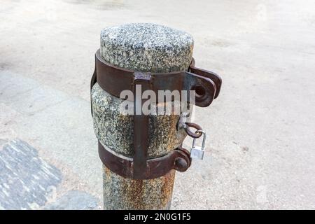 Parete in mattoni marroni con strisce luminose verticali Foto Stock
