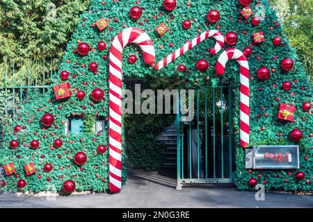 Recinzione decorata con palle rosse di diverse dimensioni e pali verticali rossi e bianchi invece di recinzione Foto Stock