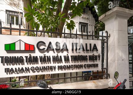 Hanoi, Vietnam, gennaio 2023. Vista esterna della Casa Italia, l'edificio del centro di promozione country italiano nel centro della città Foto Stock