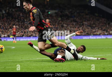 Londra, Regno Unito. 05th Feb, 2023. Il Jack Grealish di Manchester City viene affrontato da Emerson Royal di Tottenham Hotspur durante la partita di calcio della Premier League inglese tra Tottenham Hotspur e Manchester City allo stadio Tottenham Hotspur di Londra, in Gran Bretagna, il 05th febbraio 2023. Credit: Action Foto Sport/Alamy Live News Foto Stock