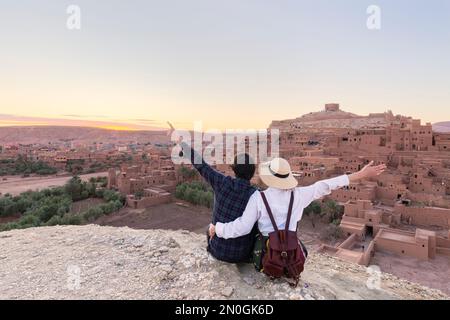 Coppia di viaggiatori in background Ait ben Haddou ksar a Ouarzazate. Concetto di viaggio. Popolare punto di riferimento. Foto Stock