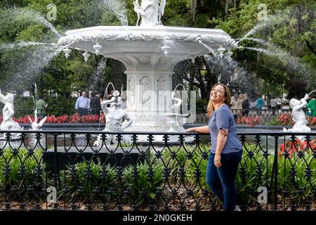 Una donna sola nel suo 40's fuori a Savannah, Georgia in primavera Foto Stock