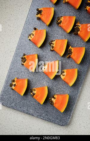I pezzi di papaya su un piano di cottura Foto Stock