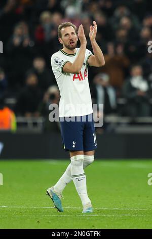 Londra, Regno Unito. 5th Feb, 2023. Harry Kane di Tottenham Hotspur batte i tifosi dopo la partita della Premier League al Tottenham Hotspur Stadium, Londra. Il credito dell'immagine dovrebbe essere: Kieran Cleeves/Sportimage Credit: Sportimage/Alamy Live News Credit: Sportimage/Alamy Live News Foto Stock