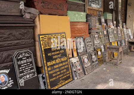 Hanoi, Vietnam, gennaio 2023. Negozio di artigianato Headstone nel centro della città Foto Stock