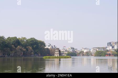 Hanoi, Vietnam, gennaio 2023. Thap Rua torre nel lago Hoan Kiem nel centro della città Foto Stock