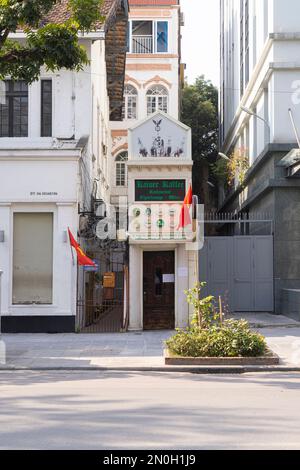 Hanoi, Vietnam, gennaio 2023. Vista esterna di un piccolo caffè nel centro della città Foto Stock