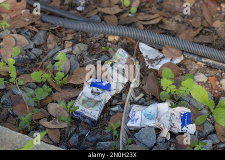 Portogallo, Vilamoura, 02.01.2023. Vari rifiuti sul marciapiede della strada, l'inquinamento della città. Foto Stock