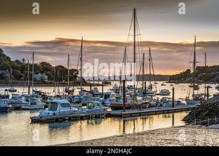 Coloratissimo tramonto estivo nel porticciolo all'estuario del fiume Owenabue con barche a vela ancorate. Crosshaven, Co. Cork, Irlanda Foto Stock