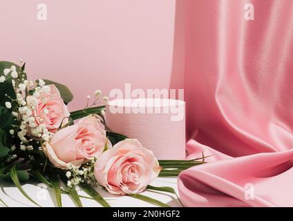 Romantica composizione rosa pastello. Cortina di raso e bouquet di rose rosa. Adatto per esposizione di prodotti e concetto aziendale. Estetica moderna. Foto Stock
