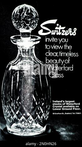 Un annuncio 1973 per i grandi magazzini Switzers, Grafton Street, Dublino, Irlanda e la loro gamma di Waterford Crystal Glass. Switzers è stata inserita nel Brown Thomas Group of Stores e Waterford Crystal è un'ombra del suo ex sé. Foto Stock