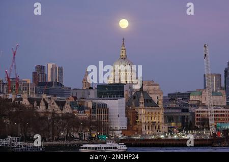 Londra, Regno Unito. 5th febbraio, 2023. La Luna piena di neve sorge dietro la Cattedrale di San Paolo. Questo mese vede la luna più piccola dell'anno - conosciuta come una 'microluna', che appaiono 14% più piccola di una superluna. Credit: Undicesima ora di Fotografia/Alamy Live News Foto Stock