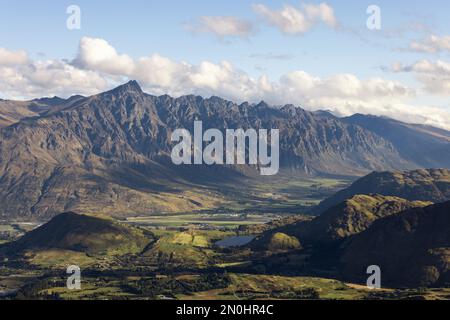 Escursione sul Monte Dewar vicino a Queenstown Nuova Zelanda al tramonto con vedute perfette dei Remarkables e dei suoi dintorni. Foto Stock