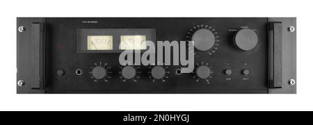 Musica e suono - Vista frontale amplificatore di potenza audio isolato sfondo bianco Foto Stock