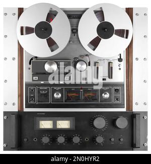 Vintage Music and sound - registratore di nastri retro reel to reel rack e amplificatore di potenza audio con sfondo bianco isolato. Foto Stock