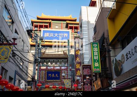 Yokohama, Prefettura di Kanagawa, Giappone. 5th Feb, 2023. Strade piene di vita in un weekend affollato in vista del Festival delle Lanterne a Chinatown di Yokohama che celebra l'anno del coniglio nello Zodiac cinese. La Chinatown di Yokohama (Æ¨ªæµœä¸-è¯è¡-), conosciuta anche come China Town, è un vivace centro culturale e gastronomico a Yokohama, Giappone. Il quartiere è caratterizzato da architettura tradizionale cinese, negozi che vendono prodotti cinesi e molte deliziose bancarelle di Street food. La stazione ferroviaria più vicina sulla linea Minato Mirai è la stazione Motomachi-Chukagai, che è l'ultima fermata della linea. (Credit Image: © Taidgh Barron/ZUMA Foto Stock