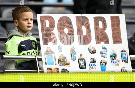 Londra, Regno Unito. 5th Feb, 2023. Un giovane fan di Manchester City ha in mano un cartello per Rodri di Manchester City durante la partita della Premier League al Tottenham Hotspur Stadium, Londra. Il credito dell'immagine dovrebbe essere: Kieran Cleeves/Sportimage Credit: Sportimage/Alamy Live News Credit: Sportimage/Alamy Live News Foto Stock