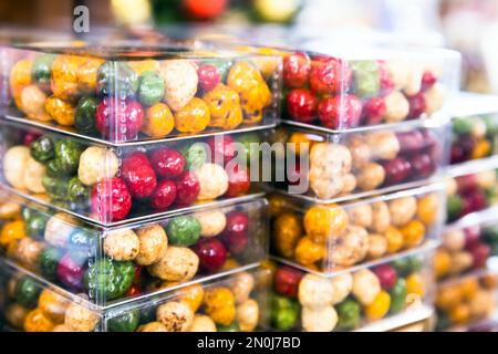 Assortimento caramelle colorate dragee in scatole di plastica trasparente sono su un banco cassa in un negozio di caramelle Foto Stock