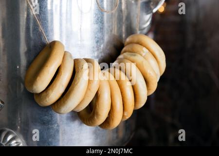 Bagel appesi su una corda, foto ravvicinata con messa a fuoco morbida selettiva Foto Stock