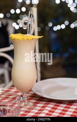 Un bicchiere di milkshake è su un tavolo in un ristorante italiano, foto ravvicinata con focus delicato selettivo Foto Stock