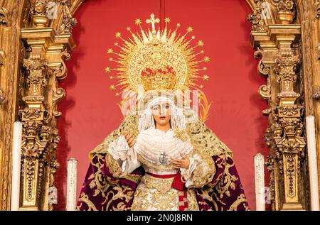 Immagine della Virgen de la Esperanza de Triana all'interno della Capilla de los Marineros (Cappella dei marinai) nel quartiere Triana, Siviglia, Andalus Foto Stock