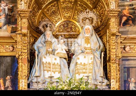 Immagine di Santa Ana (Sant'Anna), la Vergine e Bambino Gesù Cristo, all'interno della parrocchia del quartiere di Triana, Santa Ana, a Siviglia, Andalusia, Foto Stock