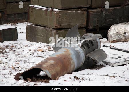 La coda del razzo si trova sul terreno in Ucraina come mostra museo, la guerra in Ucraina 2023 Foto Stock