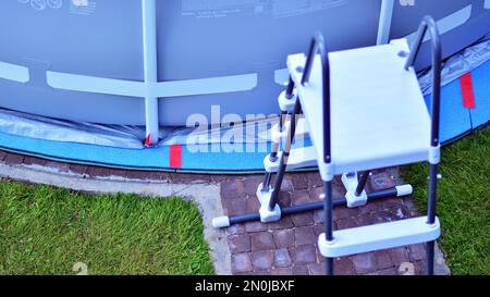 Sistema di filtrazione dell'acqua di piscina, pompa di sabbia esterna. Mantenere la purezza dell'acqua, pulendo da sporco, polvere e detriti. Foto Stock