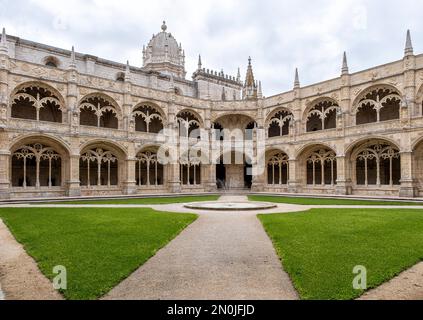 Chiostro del monastero di los jeronimos con i suoi balconi con archi in stile gotico e un fuoco nel centro del tempio, Belem, lisbona Portogallo, Foto Stock