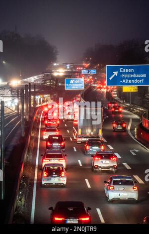 Ingorgo stradale sull'autostrada A40, Ruhrschnellweg, ad Essen, NRW, Germania, Foto Stock