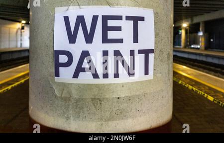 Un grande segno di vernice bagnata su un pilastro di cemento altrettanto grande. Foto Stock