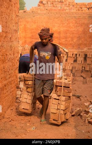 La gente sta lavorando duro nel campo del mattone. Questa immagine è stata presa da Bosela, Bangladesh il 30 dicembre 2022 Foto Stock