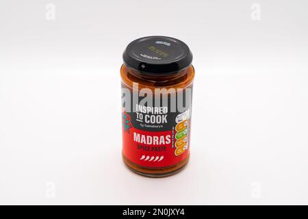 Wolverhampton, Inghilterra - Febbraio 4 2023: Il marchio britannico Sainsbury del supermercato Madras Spice Paste è isolato su uno sfondo bianco Foto Stock