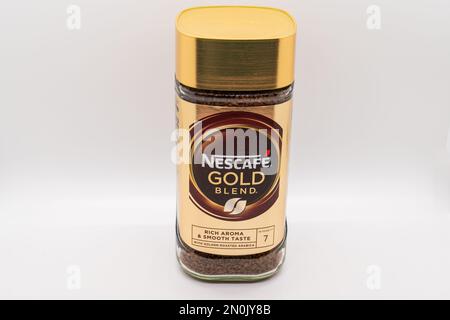 Wolverhampton, Inghilterra - Febbraio 4 2023: Vaso da caffè Nescafe Gold Blend versione UK isolato su sfondo bianco Foto Stock