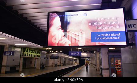 Varsavia, Polonia. 22 febbraio 2021. Schermo di visualizzazione sulla piattaforma sotterranea della metropolitana. Foto Stock