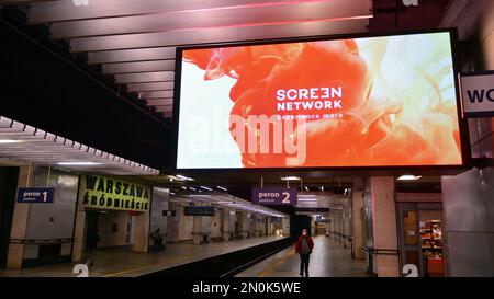 Varsavia, Polonia. 22 febbraio 2021. Schermo di visualizzazione sulla piattaforma sotterranea della metropolitana. Foto Stock