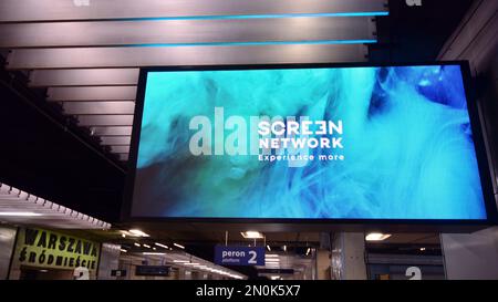 Varsavia, Polonia. 22 febbraio 2021. Schermo di visualizzazione sulla piattaforma sotterranea della metropolitana. Foto Stock