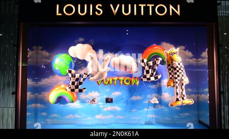 Varsavia, Polonia. 22 febbraio 2021. Negozio Louis Vuitton. Borse da donna, che combinano stile classico, design senza tempo e la massima qualità Foto Stock