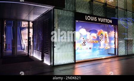 Varsavia, Polonia. 22 febbraio 2021. Negozio Louis Vuitton. Borse da donna, che combinano stile classico, design senza tempo e la massima qualità Foto Stock