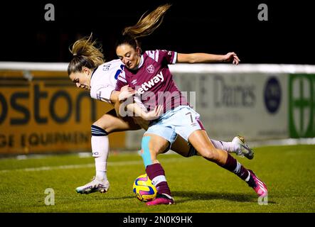 Giovana Queiroz (a sinistra) dell'Arsenal e Lisa Evans del West Ham United si battono per la palla durante la partita della Super League femminile di Barclays al Chigwell Construction Stadium, Londra. Data immagine: Domenica 5 febbraio 2023. Foto Stock