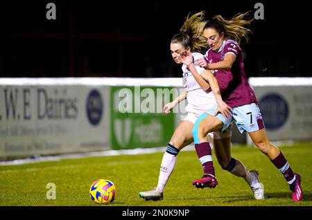 Giovana Queiroz (a sinistra) dell'Arsenal e Lisa Evans del West Ham United si battono per la palla durante la partita della Super League femminile di Barclays al Chigwell Construction Stadium, Londra. Data immagine: Domenica 5 febbraio 2023. Foto Stock