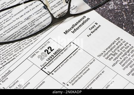 Lago Elsinore, CA, USA - 5 gennaio 2023: Primo piano dell'angolo in alto a destra del modulo Internal Revenue Service 1099-MISC Foto Stock