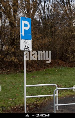 Cartello per parcheggio biciclette e moto Foto stock - Alamy