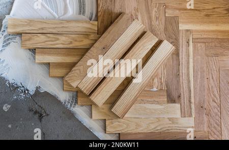 Vista dall'alto dei pannelli in parquet installati a spina di pesce Foto Stock