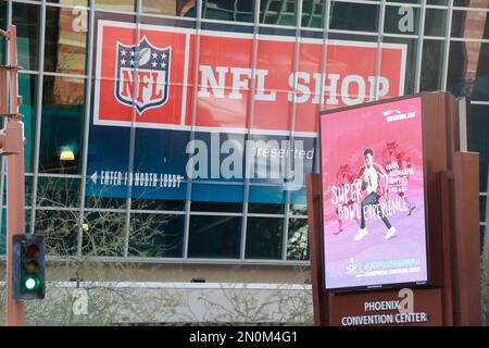 Un negozio NFL è aperto durante il Super Bowl Experience a Phoenix, Arizona USA, il 5 febbraio 2023. Presentato da LoweÕs, questo parco a tema di calcio della NFL offre giochi interattivi, la possibilità di ottenere autografie da star player e scattare foto con gli anelli del Super Bowl e il trofeo vince Lombardy durante la settimana che porta al Super Bowl LVII. (Foto di: Alexandra Buxbaum/Sipa USA) Credit: Sipa USA/Alamy Live News Foto Stock