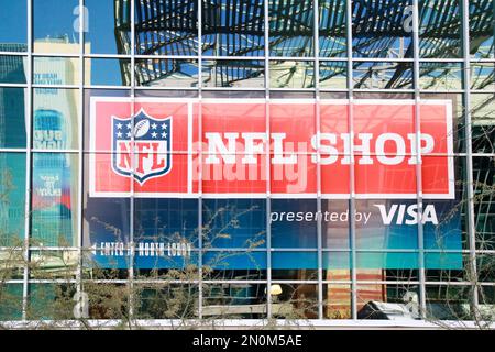 Un negozio NFL è aperto durante il Super Bowl Experience a Phoenix, Arizona USA, il 5 febbraio 2023. Presentato da LoweÕs, questo parco a tema di calcio della NFL offre giochi interattivi, la possibilità di ottenere autografie da star player e scattare foto con gli anelli del Super Bowl e il trofeo vince Lombardy durante la settimana che porta al Super Bowl LVII. (Foto di: Alexandra Buxbaum/Sipa USA) Credit: Sipa USA/Alamy Live News Foto Stock