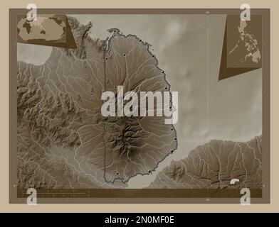 Misamis Occidental, provincia delle Filippine. Mappa dell'altitudine colorata in tonalità seppia con laghi e fiumi. Posizioni delle principali città della regione. Mais Foto Stock