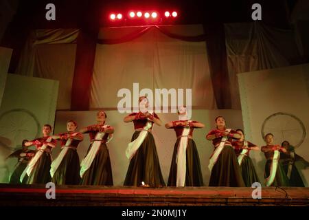 Kathmandu, Nepal. 05th Feb, 2023. Gli artisti affiliati a uno studio di danza estetica eseguono un dramma di danza tradizionale basato sulla storia del festival Swasthani Barta Katha, che dura un mese, l'ultimo giorno del festival a Tokha. Il festival di un mese, dedicato a Dio Madhavnarayan e alla Dea Swasthani, prevede la recita di racconti popolari sulle prodezze miracolose eseguite da loro in molte famiglie indù. Credit: SOPA Images Limited/Alamy Live News Foto Stock