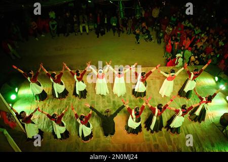 Kathmandu, Nepal. 05th Feb, 2023. Gli artisti affiliati a uno studio di danza estetica eseguono un dramma di danza tradizionale basato sulla storia del festival Swasthani Barta Katha, che dura un mese, l'ultimo giorno del festival a Tokha. Il festival di un mese, dedicato a Dio Madhavnarayan e alla Dea Swasthani, prevede la recita di racconti popolari sulle prodezze miracolose eseguite da loro in molte famiglie indù. Credit: SOPA Images Limited/Alamy Live News Foto Stock