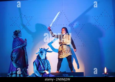 Kathmandu, Nepal. 05th Feb, 2023. Gli artisti affiliati a uno studio di danza estetica eseguono un dramma di danza tradizionale basato sulla storia del festival Swasthani Barta Katha, che dura un mese, l'ultimo giorno del festival a Tokha. Il festival di un mese, dedicato a Dio Madhavnarayan e alla Dea Swasthani, prevede la recita di racconti popolari sulle prodezze miracolose eseguite da loro in molte famiglie indù. Credit: SOPA Images Limited/Alamy Live News Foto Stock